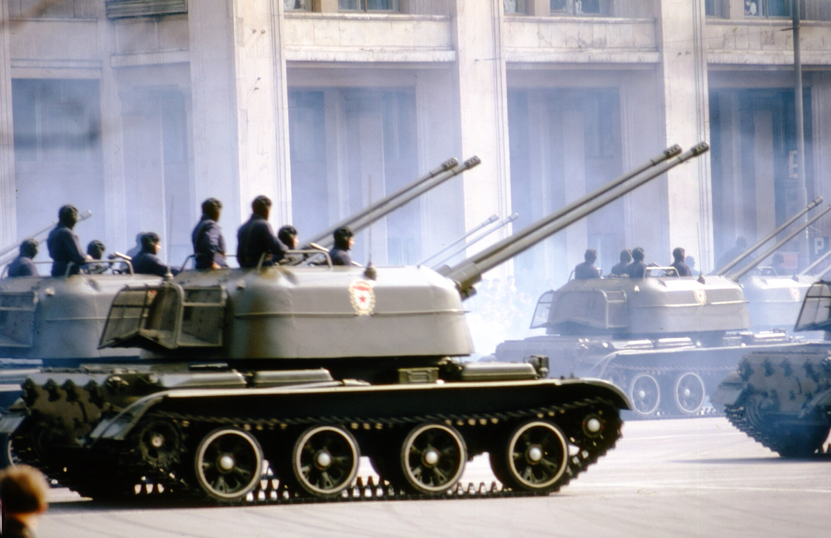 Колонна ЗСУ-57-2 в Москве в день парада 1 мая 1964 года