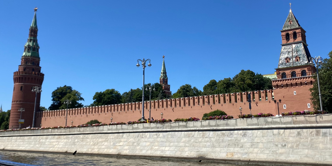 Прогулка вдоль Кремлёвской стены: рассмотрим внимательно стены и башни и познакомимся с окрестностями Кремля