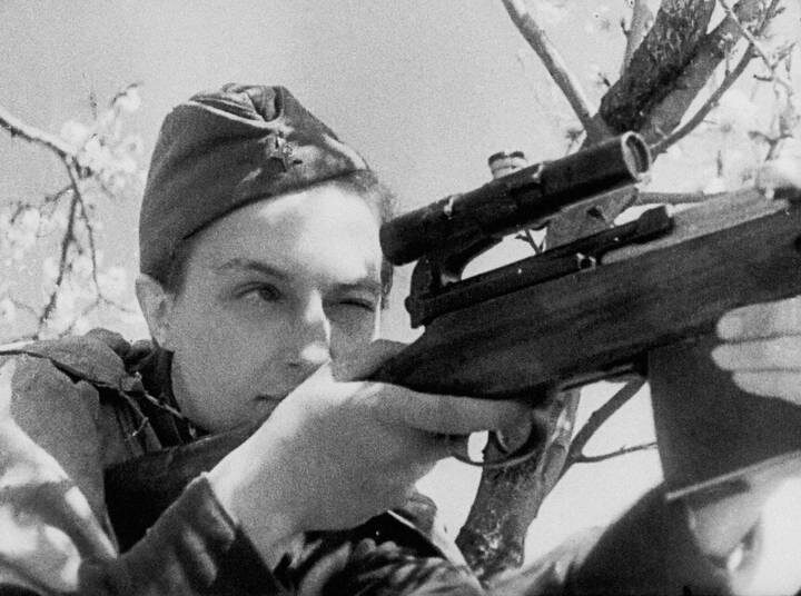  1 апреля 1942 года. Выдающаяся женщина-снайпер 25-й Чапаевской стрелковой дивизии Рабоче-крестьянской Красной армии Людмила Павличенко ведет прицельный огонь во время одного из боев периода обороны Севастополя и Битвы за Крым / Фото: Ладислав Микоша / РИА Новости