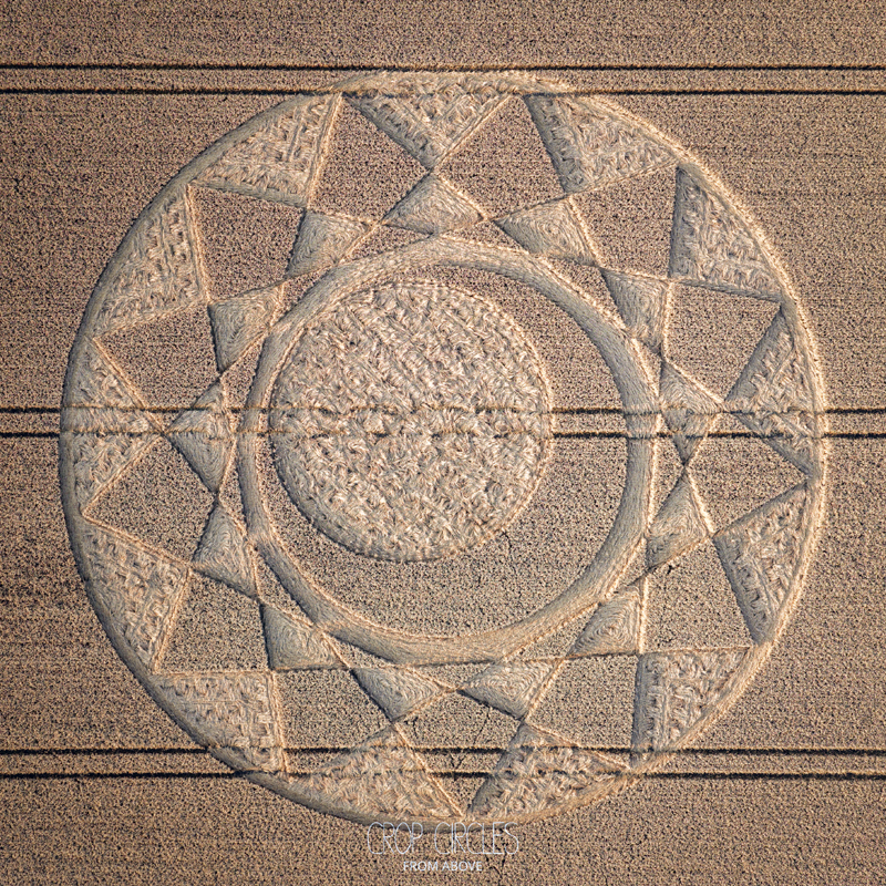 18.07.2026 г. Круги на полях. Англия, графство Уилтшир. Ссылка: https://www.cropcircleconnector.com/2026/roundway2/roundwayhill2026b.html