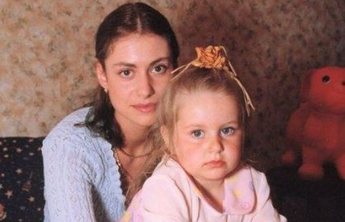 "Родилась перед камерами, в 16 получила квартиру, привыкла не отказывать себе". Как живет дочь Ковальчук в 25 лет