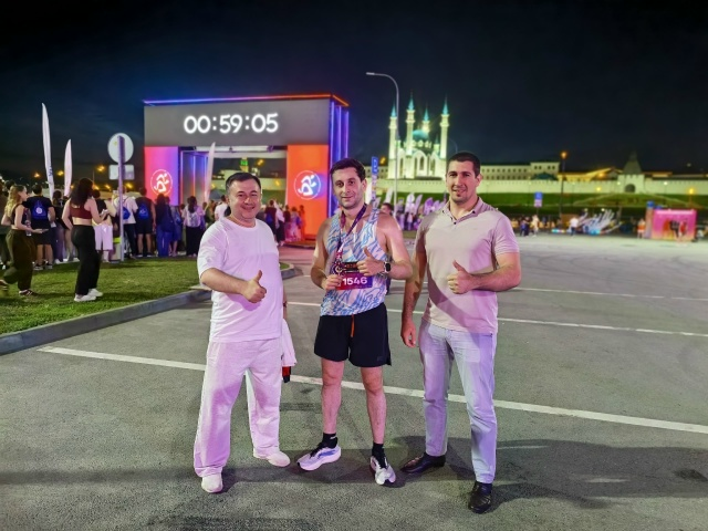 На снимке: Казань, в центре Марат Музаев, слева от него Кемал Бытдаев