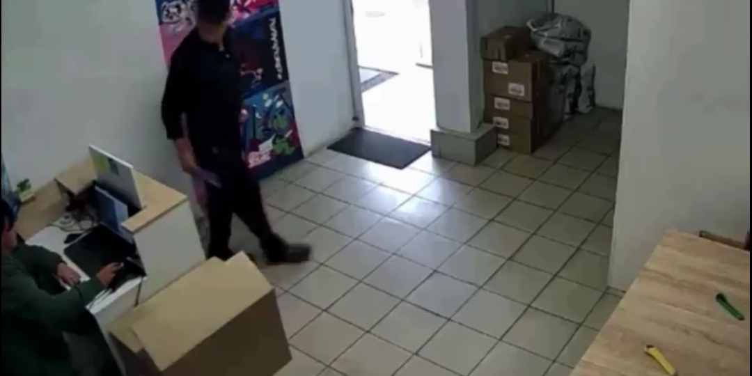 Не поняв русского языка, приезжий устроил скандал из‑за слова "пожалуйста"
