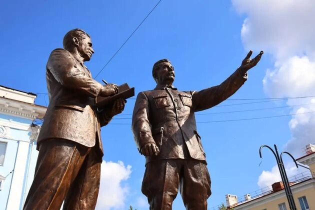 В Череповце открыли памятник Сталину и металлургу Бардину
