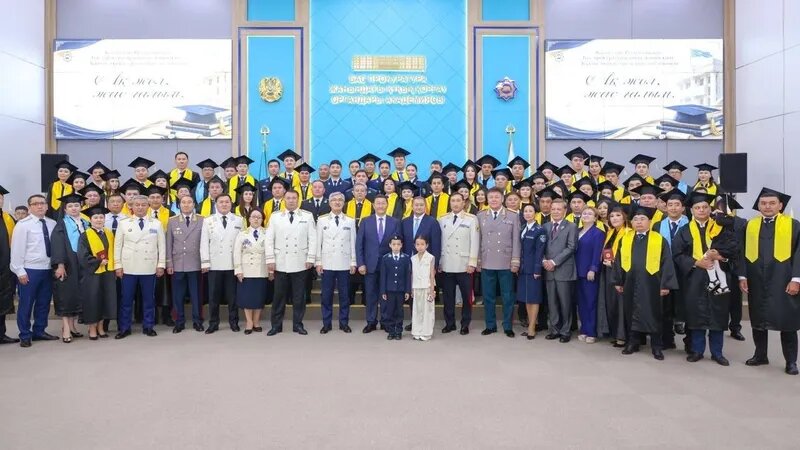 Генпрокурор вручил дипломы выпускникам Академии правоохранительных органов