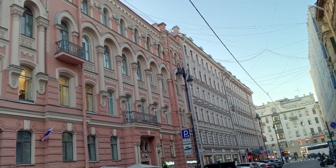 Неожиданный контраст на улице Рубинштейна в Санкт-Петербурге