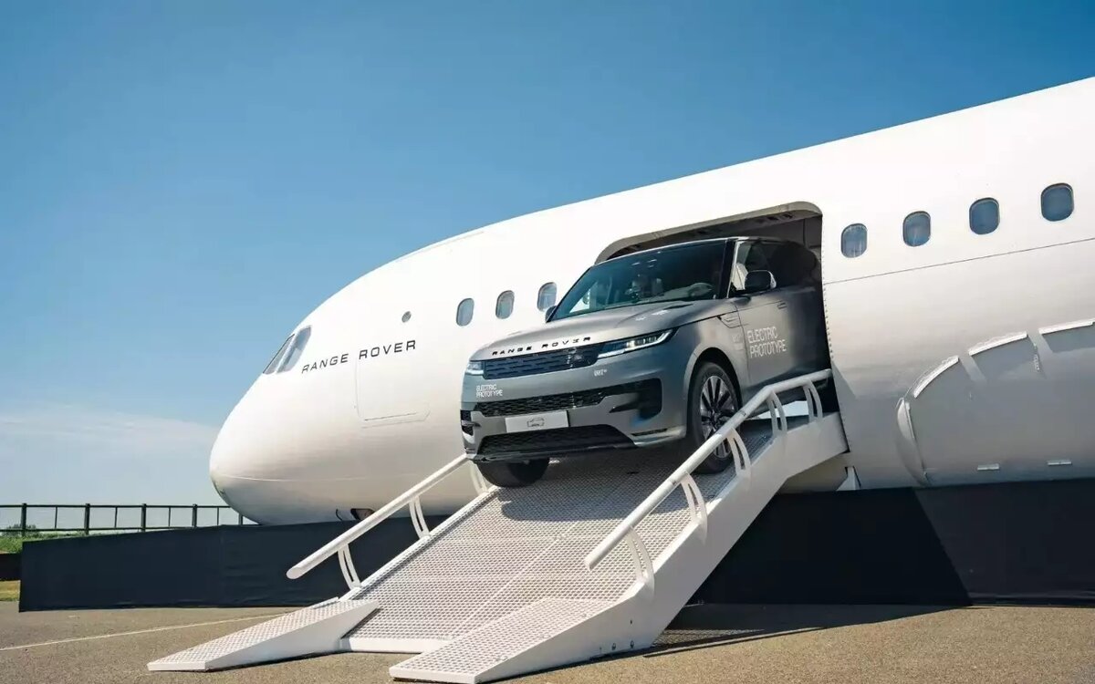 Новый Range Rover Sport эпатажно выехал из самолета на презентации: фотоRange Rover Sport Electric дебютировал на фестивале скорости в Гудвуде
📷
📷
📷
📷
