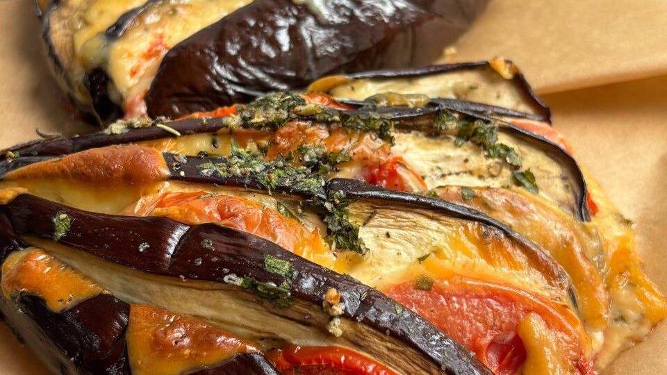 Баклажаны, запечённые с моцареллой и помидорами