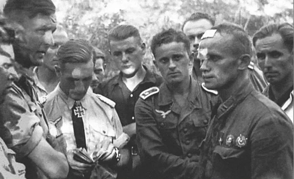 Попавший в плен советский летчик