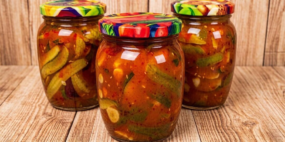 Хрустящие огурчики в томатном соусе : просто и очень вкусно!
