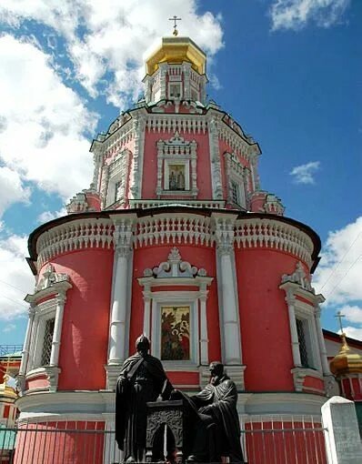 В 2007 году 31 мая в Москве в Богоявленском переулке перед алтарём Богоявленского монастыря был установлен бронзовый памятник в честь братьев Иоанникия и Софрония Лихудов. Именно они руководили первыми занятиями в Славяно-греко-латинской академии. 