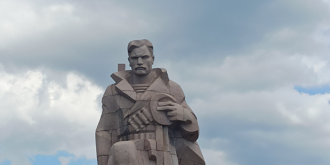 Почему "Моряк революции" под Новороссийском такой грустный?