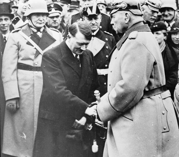 В 1935 году Гитлер приказал германской разведке организовать "Германскую Партию" в Южной Африке