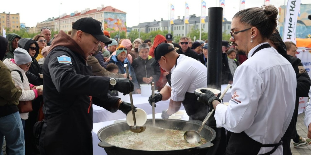 Филиппинский десерт и салат с сердцем оленя подали на чукотском гастрофестивале