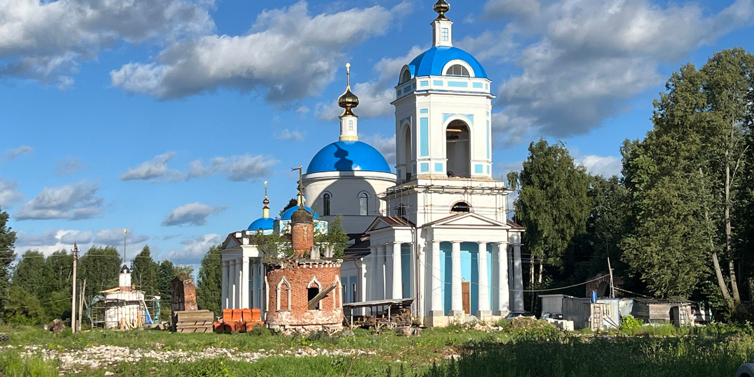 70 лет старинный храм стоял заброшенный в деревне. Кто его решил восстановить?