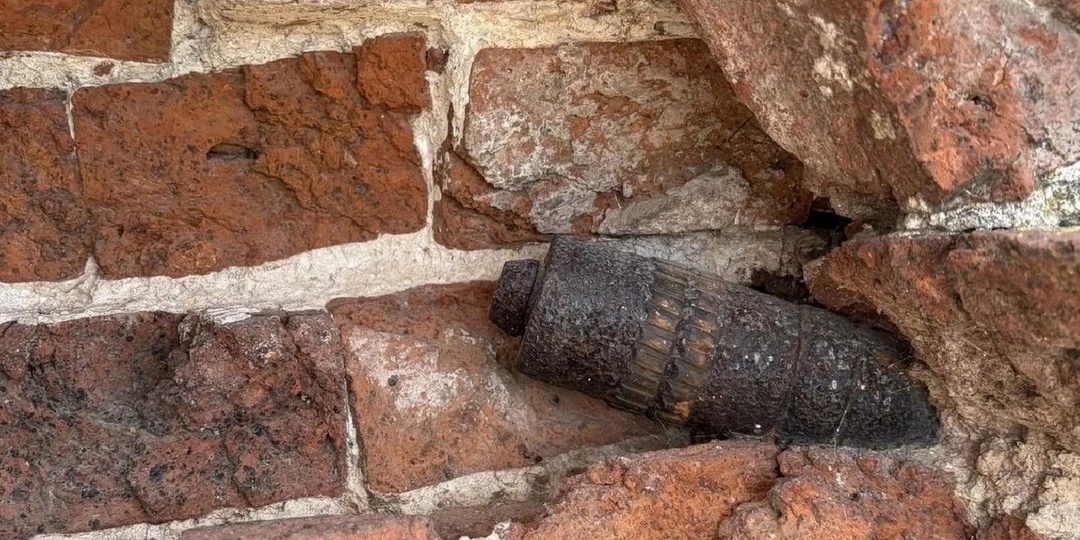 В храме под Волоколамском нашли артиллерийский снаряд, а на огороде — гранату