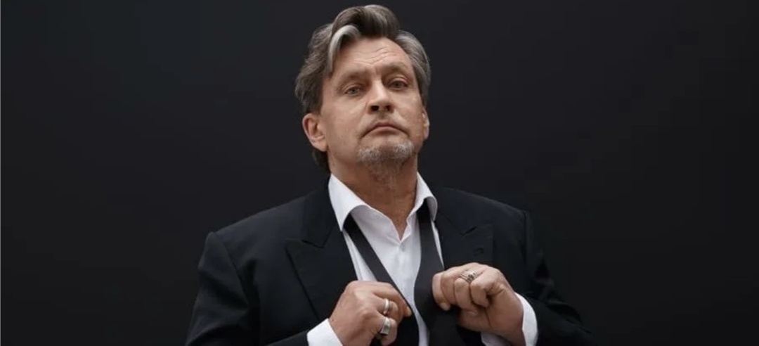 «Граф де Бюсси уходит в тень»: почему Александр Домогаров променял кино на театр и рваные футболки