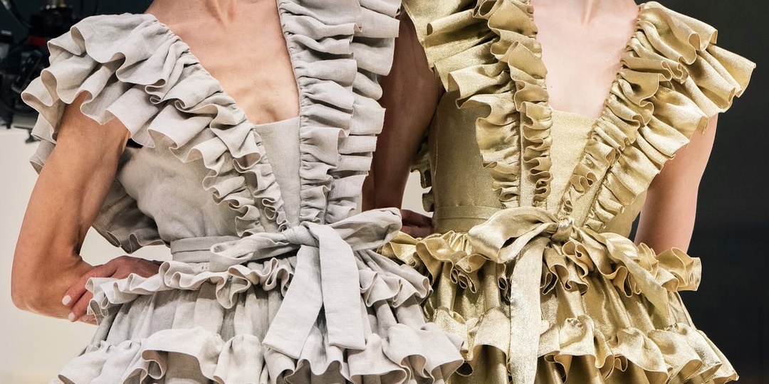 Молодую одели в золото, а взрослую — в мешковину. Обидно? Разбираю показ Viktor & Rolf, который на самом деле про всех нас