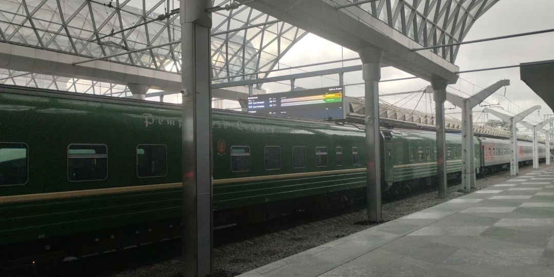 Необычные зеленые вагоны заметили в составе поезда Москва – Псков