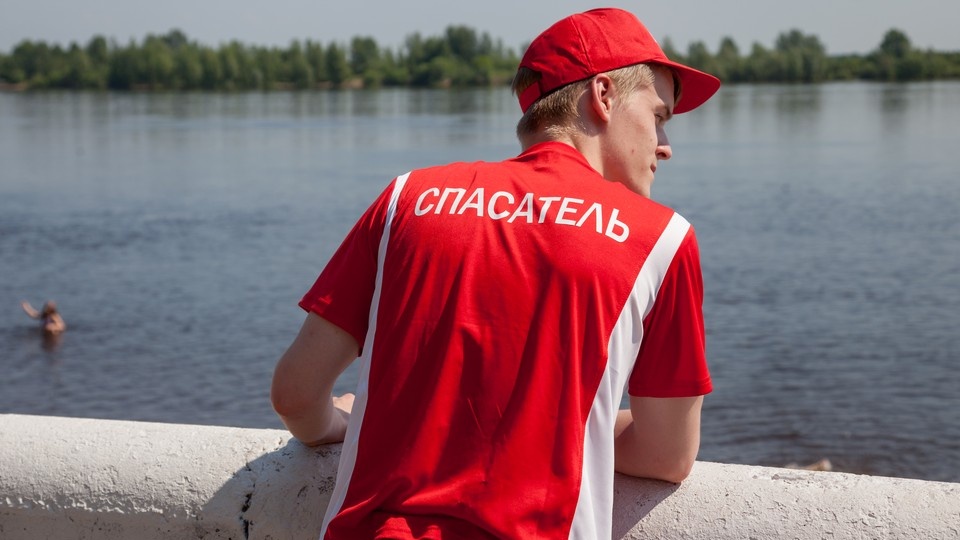 Новосибирские спасатели вытащили из воды унесенную течением девочку