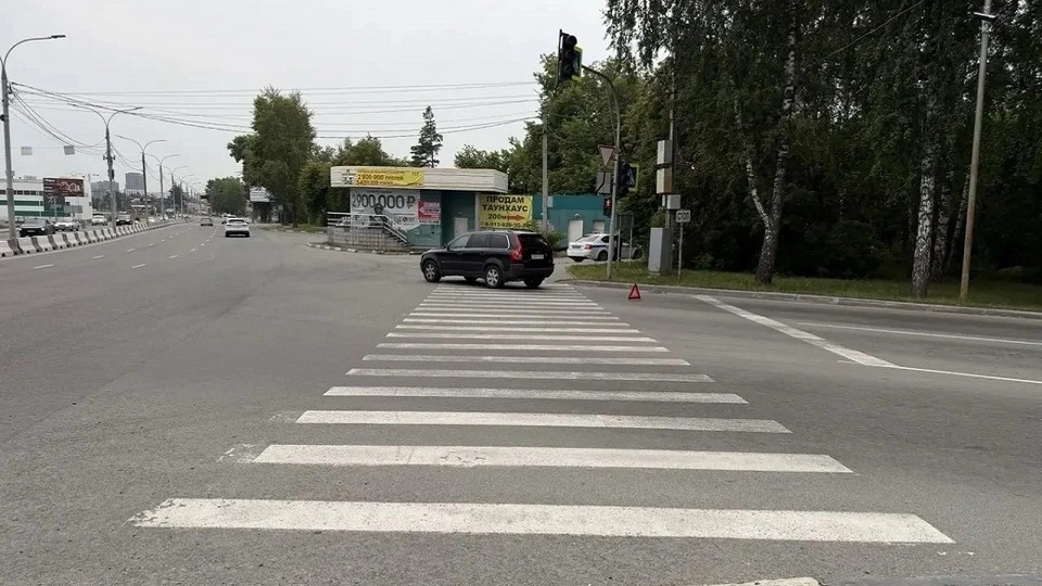 Водитель за рулем «Вольво» сбила девушку в Новосибирске