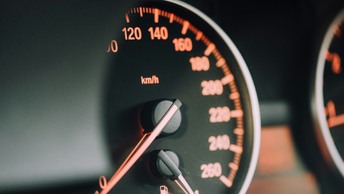 В РФ могут разрешить ставить на учет разыскиваемые авто: законопроект уже готов