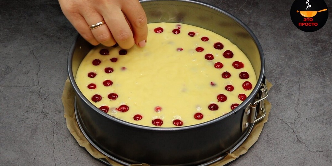 Пока идёт сезон ягод, пеку быстрый пирог на кефире: каждый день новый вкус, а продукты самые простые
