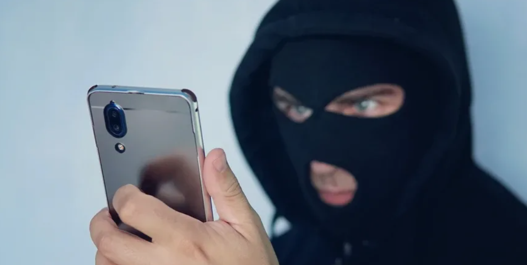 «Нельзя бросать трубку»: мошенники перешли на новую тактику