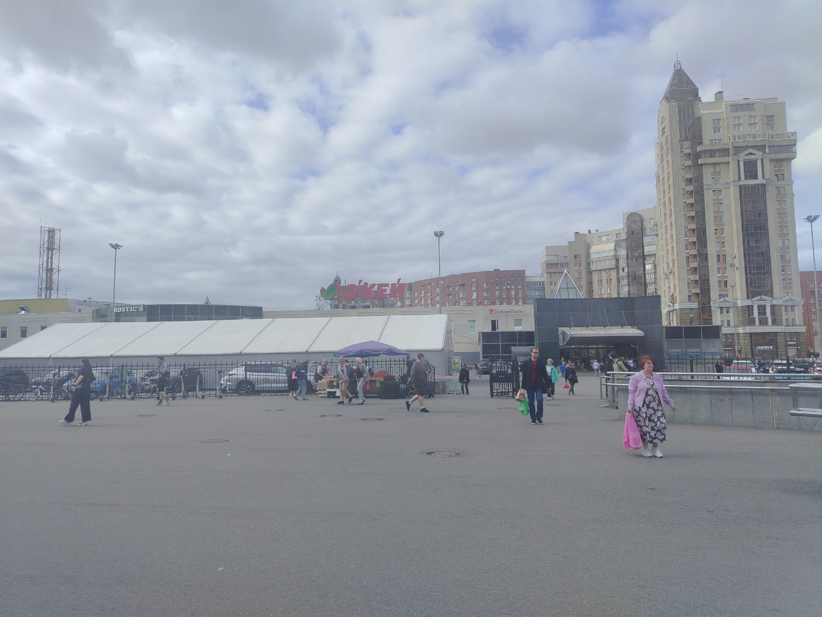 Гипермаркет Окей возле м. Озерки.