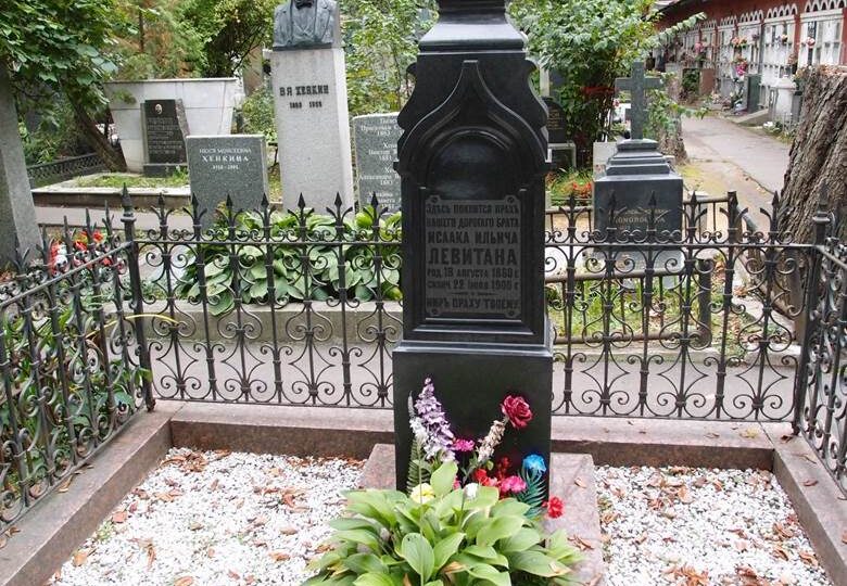 Илья Ильф, Исаак Левитан и другие выдающиеся личности, похороненные на втором участке Новодевичьего кладбища в Москве