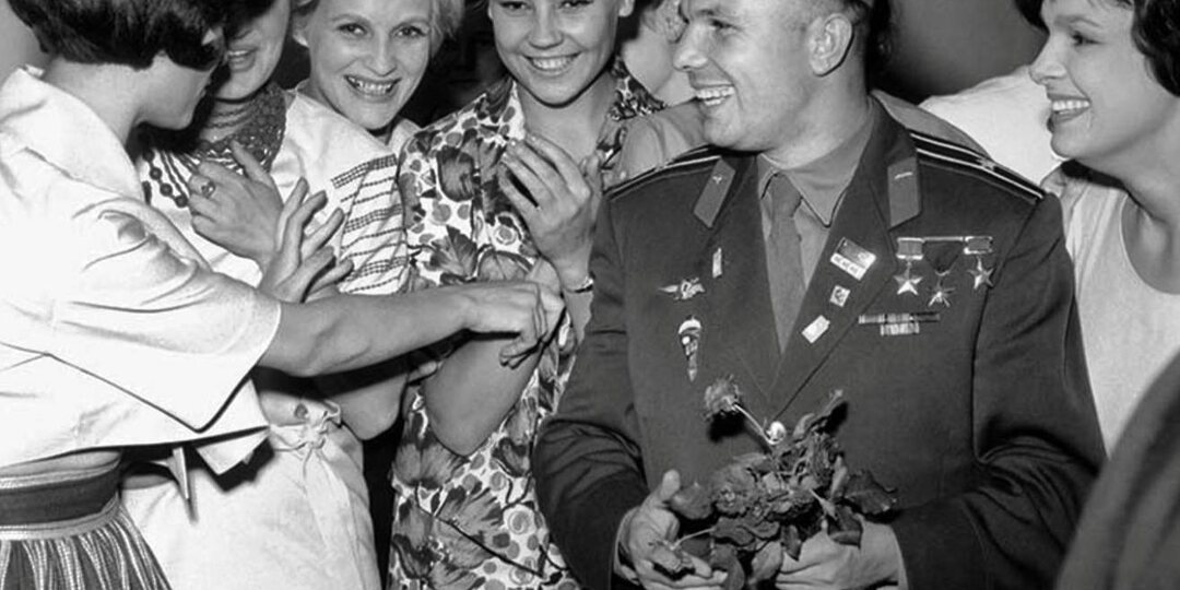 Съел лимон из чашки, а королева повторила: как Гагарина принимали в Букингемском дворце без протокола