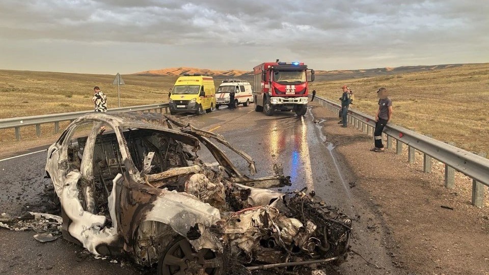 😱 В Туве автомобиль взорвался после столкновения с бензовозом