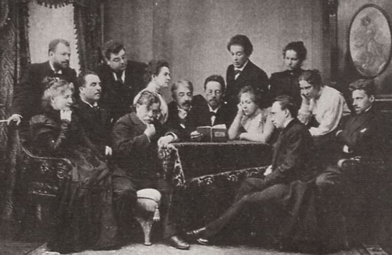 Чехов читает 'Чайку' артистам Московского Художественного театра, 1899 год. Ольга Книппер – среди слушателей. Именно театр стал и связующей нитью их любви, и причиной разлуки.