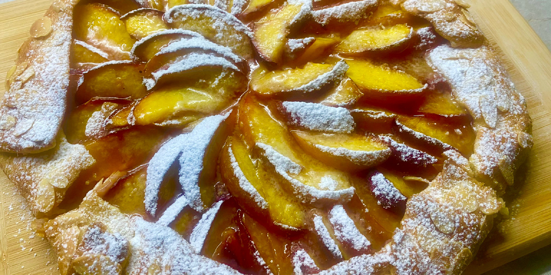 Море сочной начинки и нежное творожное тесто: галета с нектаринами вкуснее любого торта — десерт, который тает во рту