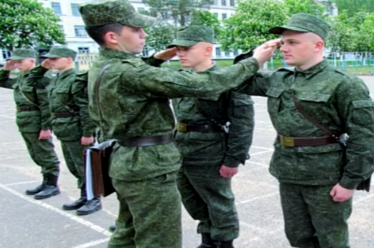Когда в российской армии начали "отдавать честь" на современный манер, прикладывая руку к головному убору