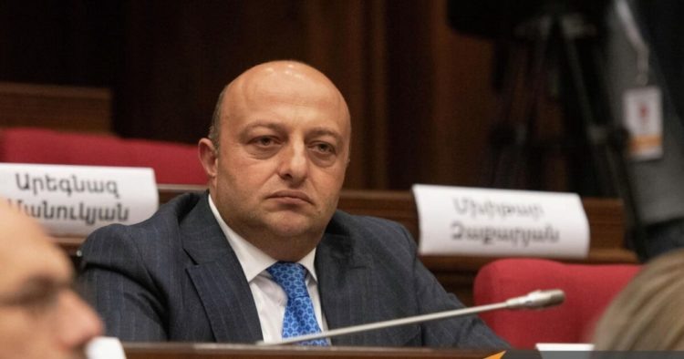 Суд отказался отменить домашний арест Артура Саркисяна
