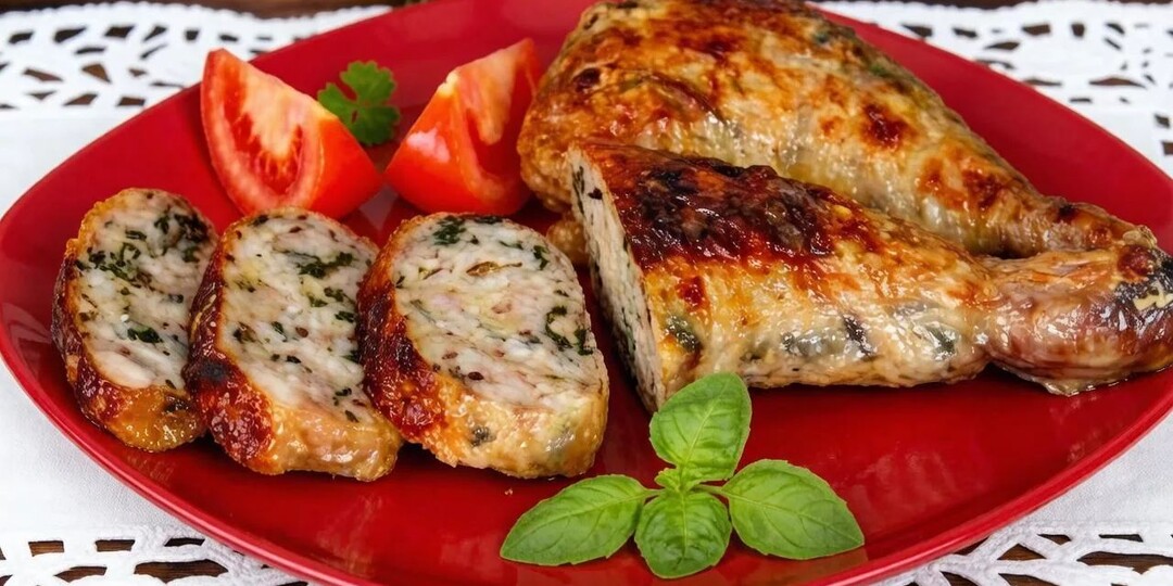 Куриные окорочка, фаршированные грибами и сыром: простой галантин, который заставит гостей ахнуть