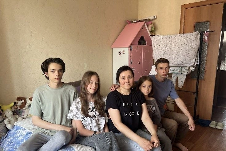 «Надо было думать, прежде чем заводить детей»: Как бюрократия чуть не лишила жилья мать с 9 детьми в Омске