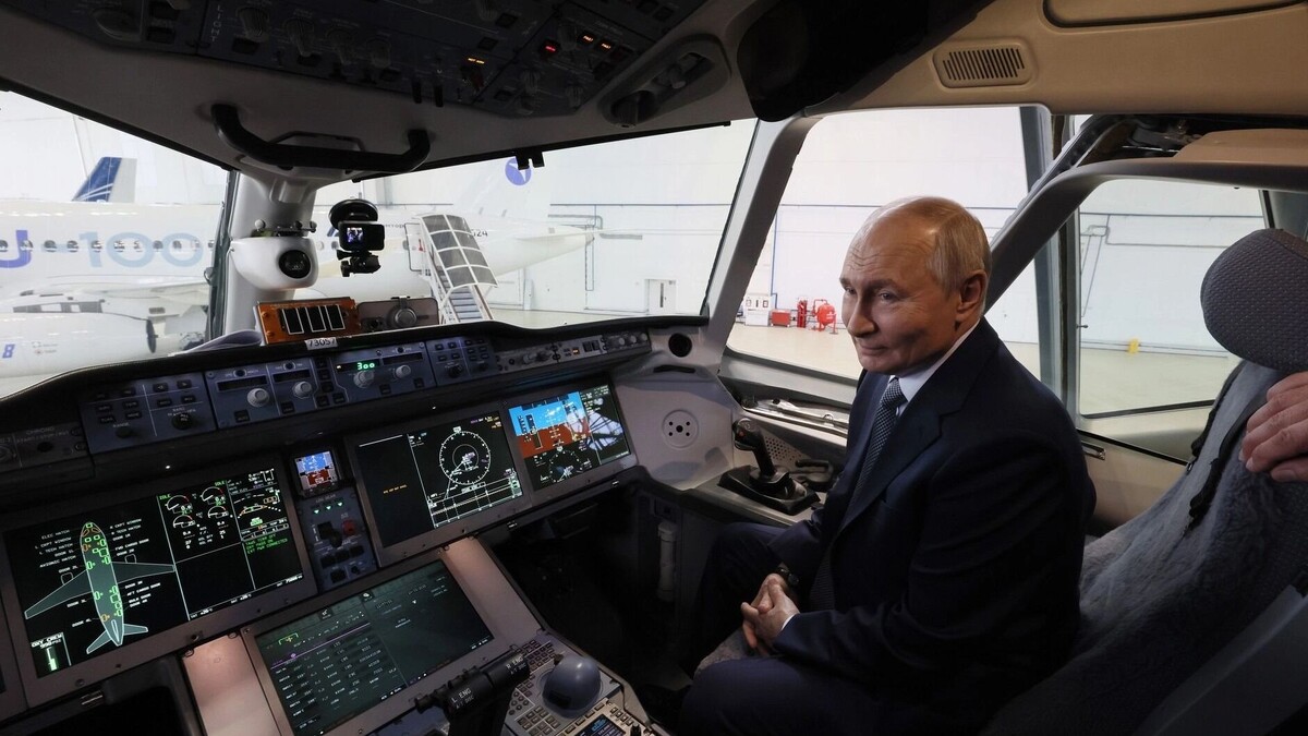    Владимир Путин в кабине пилота самолета МС-21–310 в Жуковском   kremlin.ru