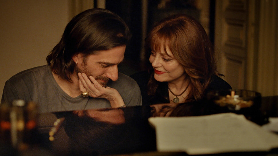 Лука Маринелли и Сюзан Сарандон в фильме «Эхо-камера» (2026).📷Фото: Indigo Film
