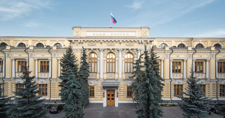 Центробанк снизил ключевую ставку в десятый раз подряд и повысил прогноз по инфляции