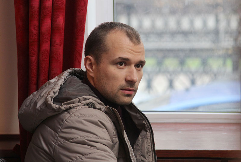 "Все меня знают, я суперкрутой" - Александр Якин из "Счастливы вместе" получает маленькую зарплату и скрывает свою семью