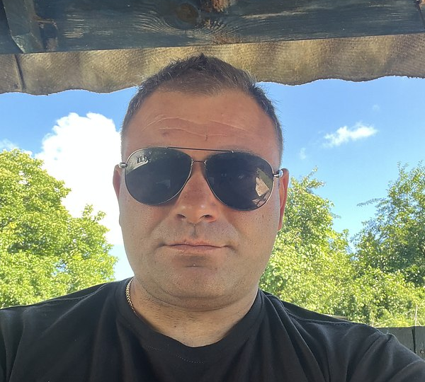 «Нужно, чтобы вы изобразили пару на ужине с клиентом. У вас три дня на легенду». С этого странного распоряжения начался роман