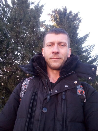 «Ну сколько можно один рассказ по кругу гонять, дед, ты как заезженная пластинка». Игорь сказал это Николаю Петровичу, 83-ему жителю дома