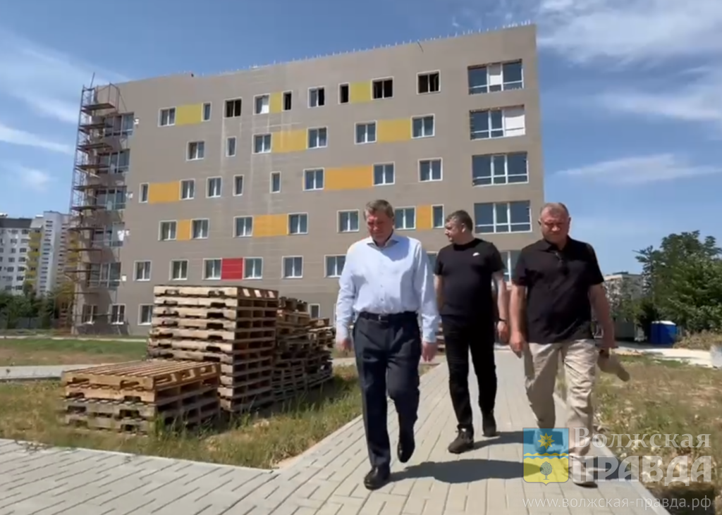 Скриншот с видео администрации Волгоградской области📷    Объект к декабрю не сдадут: губернатор посетил детскую поликлинику в Волжском
