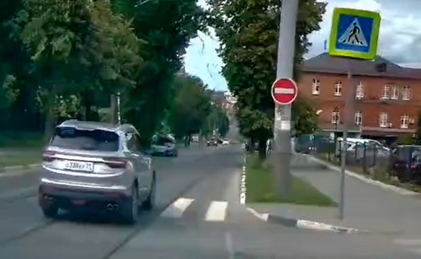 В Туле водитель внезапно прошмыгнул под «кирпич»