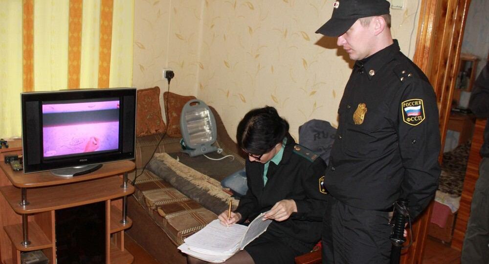Пристав взял и арестовал чужое имущество в съемной квартире должника - что делать