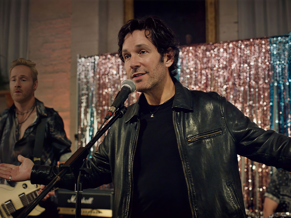 Кадр из фильма «Это хит!» / Power Ballad (2026). Производство 30WEST, Fís Éireann / Screen Ireland, Likely Story и Treasure Entertainment.
