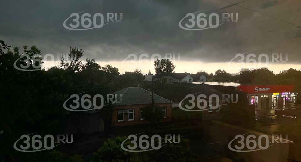 В Ростове-на-Дону из-за урагана задержали более 20 поездов