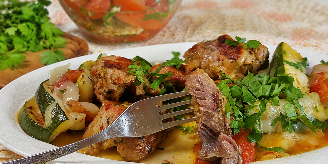 Свинина с кабачками на противне: мясо нежное, а кабачки не пресные и держат форму